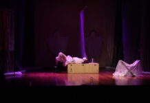 What remains Atores e público se reencontram num teatro e dois amantes se reencontram num apartamento após dois anos em que estiveram distantes. Neste cenário, por meio do olhar transformado dos atores e das personagens, busca-se (re)conhecer os espaços e o outro.