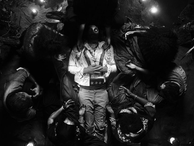 Procuro Teu Auxílio Para Enterrar Um Homem